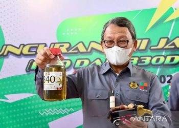 Arsip foto - Menteri ESDM Arifin Tasrif menunjukkan sampel bahan bakar biodiesel dengan campuran minyak nabati 40 persen (B40) saat melakukan peluncuran kegiatan uji jalan kendaraan diesel yang menggunakan bahan bakar B40 tersebut di Jakarta, Rabu (27/7/2022). ANTARA/HO-Kementerian ESDM/pri.