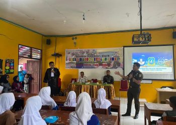 Kacabjari Tarempa, Roy Huffington Harahap saat Memperkenalkan Hukum ke Pelajar SMP Negeri 5 Satu Atap Harung Hijau, foto: ist