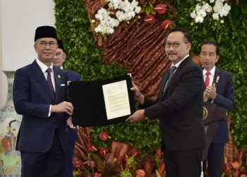 Presiden Jokowi dan PM Anwar Ibrahim menyaksikan serah terima LoI keterlibatan dalam pembangunan IKN, Senin (09/01/2023), di Istana Kepresidenan Bogor, Jabar. (Foto: Humas Setkab/Rahmat)