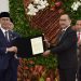 Presiden Jokowi dan PM Anwar Ibrahim menyaksikan serah terima LoI keterlibatan dalam pembangunan IKN, Senin (09/01/2023), di Istana Kepresidenan Bogor, Jabar. (Foto: Humas Setkab/Rahmat)