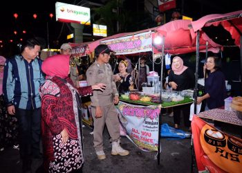 Walikota Tanjungpinang, Rahma saat berada di Pasar Imlek, foto: ist