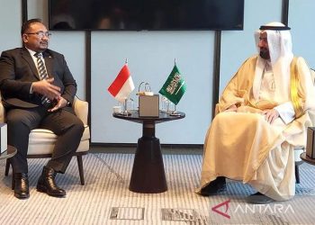 Menteri Agama RI Yaqut Cholil Qoumas (kiri) berbincang dengan Menteri Haji dan Umrah Arab Saudi Tawfiq F Al Rabiah di Jeddah, Ahad (8/1/2023). ANTARA/HO-Kemenag/pri.