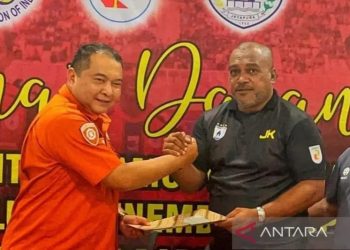 Ketua Panpel Persipura Jayapura Jack Komboy (kanan) saat menerima hasil penilaian Stadion Lukas Enembe dari tim Mabes Polri. ANTARA/HO-Media officer Persipura Jayapura/am.