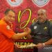 Ketua Panpel Persipura Jayapura Jack Komboy (kanan) saat menerima hasil penilaian Stadion Lukas Enembe dari tim Mabes Polri. ANTARA/HO-Media officer Persipura Jayapura/am.