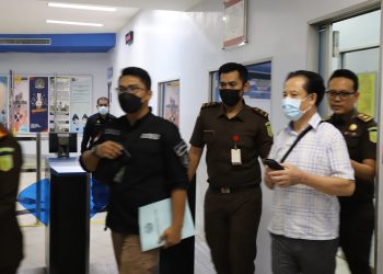 DPO Kejari Jakarta Utara, Wenhai Guan (kemeja putih) usai Diamankan Tim Intelijen Kejati Kepri, foto: ist