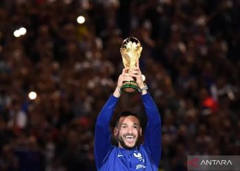 Arsip foto - Hugo Lloris mengangkat trofi Piala Dunia 2018 setelah mengalahkan Kroasia di laga final di Rusia pada 9 September 2020. Kiper Tottenham Hotspur tersebut mengumumkan dari sepak bola internasional pada 10 Januari 2023. ANTARA/AFP/ANNE-CHRISTINE POUJOULAT.