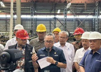 Menteri Perdagangan Zulkifli Hasan saat menghadiri penertiban baja tulang beton yang tidak sesuai Standar Nasional Indonesia di Kabupaten Tangerang, Banten. ANTARA/ Sella Panduarsa Gareta.