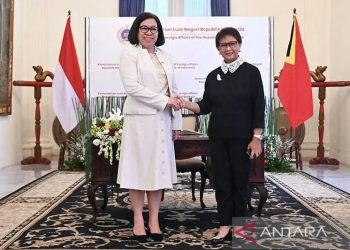 Menteri Luar Negeri RI Retno Marsudi (kanan) berjabat tangan dengan Menlu Timor Leste Adaljiza Albertina Xavier Reis Magno di Gedung Pancasila, Kementerian Luar Negeri, Jakarta, Rabu (11/1/2023). ANTARA/HO-Kemlu RI/am.