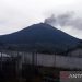 Gunung Kerinci Jambi mengalami erupsi dan mengeluarkan abu tebal setinggi 600 meter, Kamis (12/1/2023). ANTARA/HO-Magma/am.