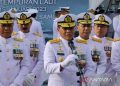 Kasal Laksamana TNI Muhammad Ali (tengah) memberikan keterangan pers setelah upacara tabur bunga peringatan Hari Dharma Samudera 2023 di Geladak Utama KRI Banda Aceh (593) di Markas Komando Lintas Laut Militer, Jakarta, Senin (16/1/2023). (ANTARA/Gilang Galiartha)