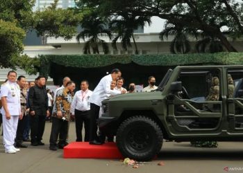 Presiden Joko Widodo membubuhkan tanda tangan di kap kendaraan taktis "Maung" di Kemhan, Jakarta, Rabu (18/1/2023). (ANTARA/Desca Lidya Natalia)