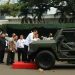 Presiden Joko Widodo membubuhkan tanda tangan di kap kendaraan taktis "Maung" di Kemhan, Jakarta, Rabu (18/1/2023). (ANTARA/Desca Lidya Natalia)