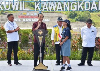 Presiden Jokowi berdialog dengan pelajar SMA Naisil Hendar, saat peresmian Bendungan Kuwil, di Minahasa Utara, Sulut, Kamis (19/01/2023). (Foto: Humas Setkab/Agung)