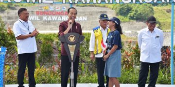 Presiden Jokowi berdialog dengan pelajar SMA Naisil Hendar, saat peresmian Bendungan Kuwil, di Minahasa Utara, Sulut, Kamis (19/01/2023). (Foto: Humas Setkab/Agung)