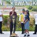 Presiden Jokowi berdialog dengan pelajar SMA Naisil Hendar, saat peresmian Bendungan Kuwil, di Minahasa Utara, Sulut, Kamis (19/01/2023). (Foto: Humas Setkab/Agung)