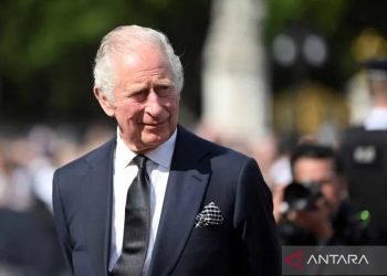 Raja Inggris Charles III berjalan di halaman Istana Buckingham di London, Inggris, Jumat (9/9/2022). Sepeninggalan Ratu Elizabeth II, Charles menjadi raja Inggris dengan gelar Raja Charles III, takhta pun langsung diserahkan pada Charles tanpa upacara, mamun, akan tetap ada sejumlah tahapan tradisi yang harus dilalui untuk secara resmi dinobatkan menjadi raja. ANTARA FOTO/REUTERS/Toby Melville/wsj.