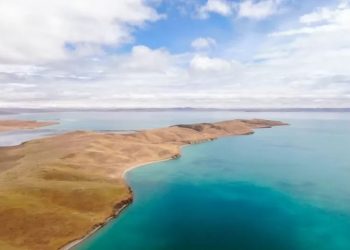 Pemandangan dari udara Taman Nasional Sanjiangyuan di Provinsi Qinghai, China barat laut. China menginvestasikan dana senilai hampir 320 juta yuan untuk proyek perlindungan dan restorasi ekologi pada 2022, (Xinhua)