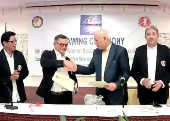 Ketua PB ABTI Zulfydar Zaidar Mochtar (kedua dari kiri) berjabat tangan dengan Direktur Eksekutif Federasi Bola Tangan Asia (AHF), Ahmad Abu Al Lail (kedua dari kanan) dalam undian Kejuaraan Asia Bola Tangan Pantai 2023 di Bali, Selasa (24/1/2023). ANTARA/HO-ABTI.