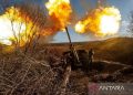 Prajurit Ukraina menembakkan 130 mm towed field gun M-46 di garis depan, saat serangan Rusia di Ukraina berlanjut, dekat Soledar, wilayah Donetsk, Ukraina, dalam gambar yang dirilis (10/11/2022). ANTARA FOTO/Iryna Rybakova/Press Service of the 93rd Independent Kholodnyi Yar Mechanized Brigade of the Ukrainian Armed Forces/Handout via REUTERS/aww.