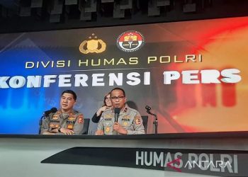 Direktur Registrasi dan Identifikasi (Diregidents) Korlantas Polri Brigjen Pol. Yusri Yunus (kanan) didampingi Kepala Biro Penerangan Masyarakat (Karopenmas) Divisi Humas Polri Brigjen Pol. Ahmad Ramadhan memberikan keterangan pers terkait layanan SIM dalam konferensi pers di Mabes Polri, Jakarta, Kamis (26/1/2023). ANTARA/Laily Rahmawaty/aa.