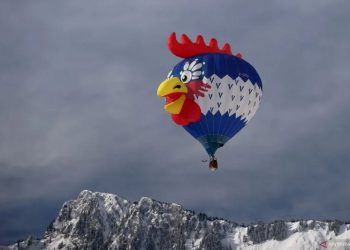 Balon udara terbang saat mengikuti acara Festival Balon Udara Internasional ke-43 di Chateau d'Oex, Swiss, Selasa (24/1/2023). ANTARA/REUTERS/Denis Balibouse.