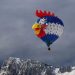 Balon udara terbang saat mengikuti acara Festival Balon Udara Internasional ke-43 di Chateau d'Oex, Swiss, Selasa (24/1/2023). ANTARA/REUTERS/Denis Balibouse.