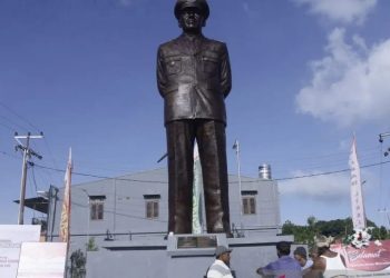 Sejumlah tetua adat mengelar ritual di bawah patung Brigjen Pol (Purn) di Kabupaten Lembata, NTT, Jumat (27/1/2023). ANTARA/Kornelis Kaha