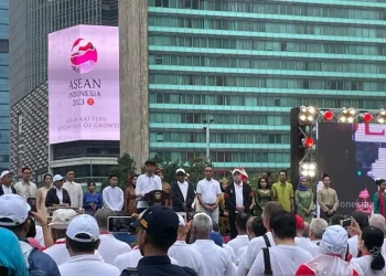 Presiden RI Joko Widodo secara resmi mengumumkan Keketuaan Indonesia di ASEAN untuk tahun 2023, dalam acara yang digelar di Bundaran HI, Jakarta, Minggu (29/1/2023). ANTARA/Yashinta Difa