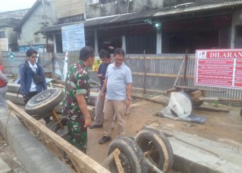 Polisi saat Mendatangi Tempat Kejadian Kecelakaan Kerja di Proyek Pembangunan Pasar Baru, foto: ist