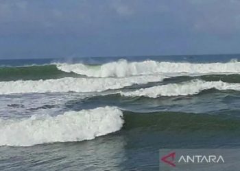 Arsip foto - Gelombang tinggi di perairan selatan Kabupaten Cilacap, Jawa Tengah. (ANTARA/Sumarwoto)