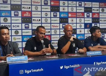 Pelatih Madura United FC Fabio Araju Lefundes saat menyampaikan keterangan pers seusai pertandingan melawan Persebaya Surabaya di ruang media center Stadion Gelora Madura Ratu Pamelingan Pamekasan, Minggu (29/1/2023). ANTARA/Abd. Aziz