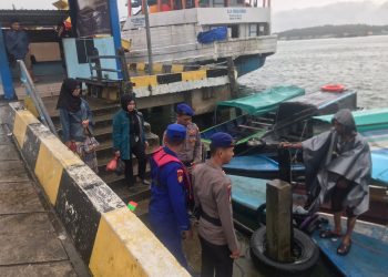 Personel Satpolair saat Memberikan Imbauan Kepada Penambang Boat di Tanjungpinang, foto: ist