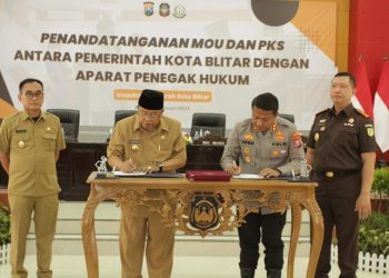 Walikota Blitar melakukan penandatanganan MoU dengan Kapolres Blitar Kota, foto: Dani ES/detak.media