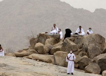 Jemaah melaksanakan wukuf di Arafah sebagai salah satu rukun dari pelaksanaan haji. (AP/Amr Nabil)