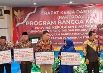 Penyerahan secara simbolis Dana Alokasi Khusus dari pusat