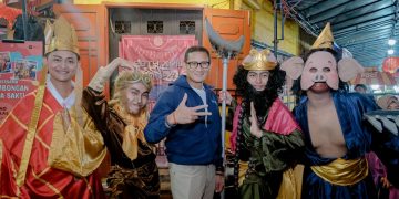 Menparekraf,  Sandiaga Uno, saat mengunjungi kawasan pecinan Kampung Ketandan di Jalan Malioboro, Yogyakarta, Kamis (2/2) malam, foto: kemenparekraf.go.id