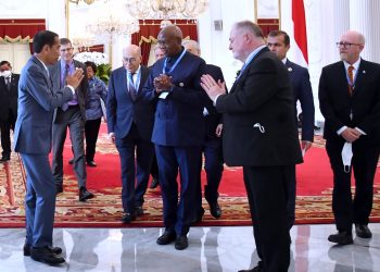 Presiden Jokowi menyambut Presiden World Water Council, Loic Fauchon, dan delegasi di Istana Merdeka, Jakarta, pada Rabu (15/02/2023). (Foto: BPMI Setpres/Rusman)