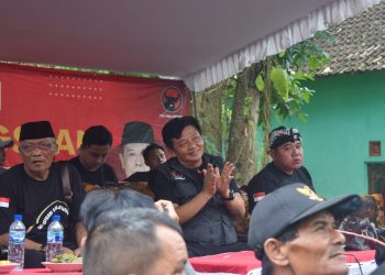 DPRD Provinsi Jawa Timur, Guntur Wahono (tengah) saat memberikan tepuk tangannya terhadap pelaku seni yang menjunjung tinggi sportifitasnya dalam Kebudayaan Seni Tiban, di Desa Sumberingin, foto: Dani ES/detak.media