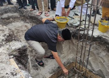 Tampak bupati Natuna, Wan Siswandi melakukan peletakan batu pertama pembangunan masjid Jabal Tursina Bandasyah (foto : ist)