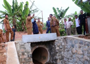 Wali Kota Tanjungpinang saat meninjau pembangunan Drenase dan Batu Miring, foto: ist/Prokompim Tanjungpinang/detak.media