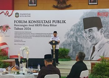 Walikota Blitar Santoso saat buka Forum Konsultasi Publik rancangan awal RKPD Kota Blitar, foto: Dani ES/detak.media