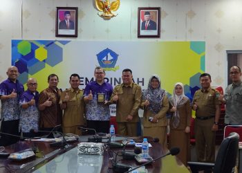 Tim Binus University dan Umrah foto bersama dengan Sekda Kabupaten Bintan dan jajaran saat penyerahan cendramata, foto: ist/detak.media