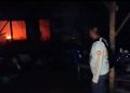Petugas DPKP Tanjungpinang saat Berusaha Memadamkan Api, foto: Mael/detak.media