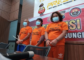 3 Pelaku Prostitusi Anak Dibawah Umur saat di Mapolresta Tanjungpinang, foto: Mael/detak.media