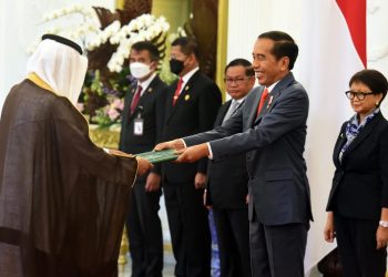 Presiden Jokowi didampingi Menlu Retno Marsudi dan Seskab Pramono Anung saat menerima surat kepercayaan dari duta besar LBBP negara-negara sahabat, di Ruang Kredensial, Istana Merdeka, Jakarta, Senin (20/02/2023). (Foto: Humas Setkab/Rahmat)