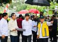 Presiden Jokowi saat meninjau pengerjaan normalisasi Kali Ciliwung, di Jalan Inspeksi Ciliwung, Jakarta Selatan, Jakarta, Selasa (21/02/2023) pagi. (Foto: Laily Rachev)