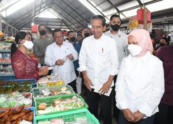 Presiden Jokowi mengunjungi Pasar Baturiti di Tabanan, Bali, Kamis (02/02/2023). (Foto: BPMI Setpres)