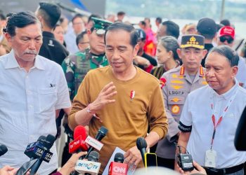 Presiden Jokowi memberikan keterangan pers usai menyaksikan F! Powerboat, di Danau Toba, Sumut, Minggu (26/02/2023). (Foto: BPMI Setpres)