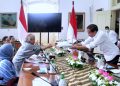 Presiden Jokowi menerima pansel pemilihan calon anggota KPPU masa jabatan tahun 2023-2028, di Istana Kepresidenan Bogor, Jabar, Senin (27/02/2023). (Foto: BPMI Setpres)