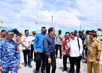 Presiden Jokowi dan Ibu Iriana Jokowi tiba di Pangkalan TNI AU Anang Busra, Tarakan, Kaltara, Selasa (28/02/2023). (Foto: BPMI Setpres)